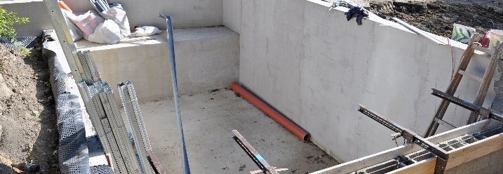 Rohbau eines Pools auf Baustelle